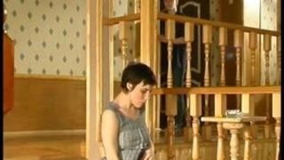 Короткостриженная мамаша развлекается со своим приёмным сыном