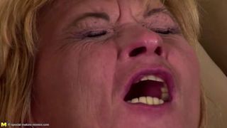 Парни отымели в два ствола зрелых женщин и один из них помочился на милф