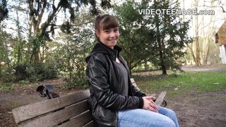 Молоденькая милашка впервые наслаждается мастурбацией на камеру